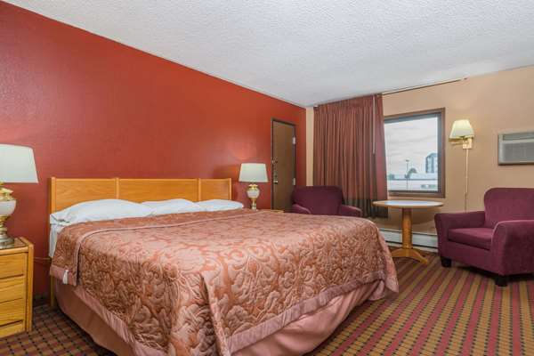  - Super 8 Hotel Brooklyn Center - I-94 & I-694, Exit 34