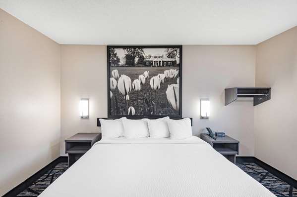  - Super 8 Hotel Charlottesville