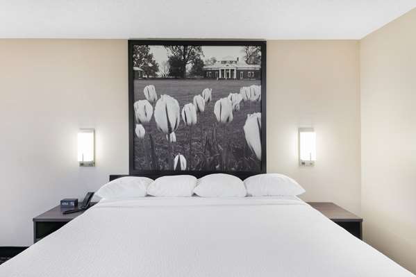  - Super 8 Hotel Charlottesville