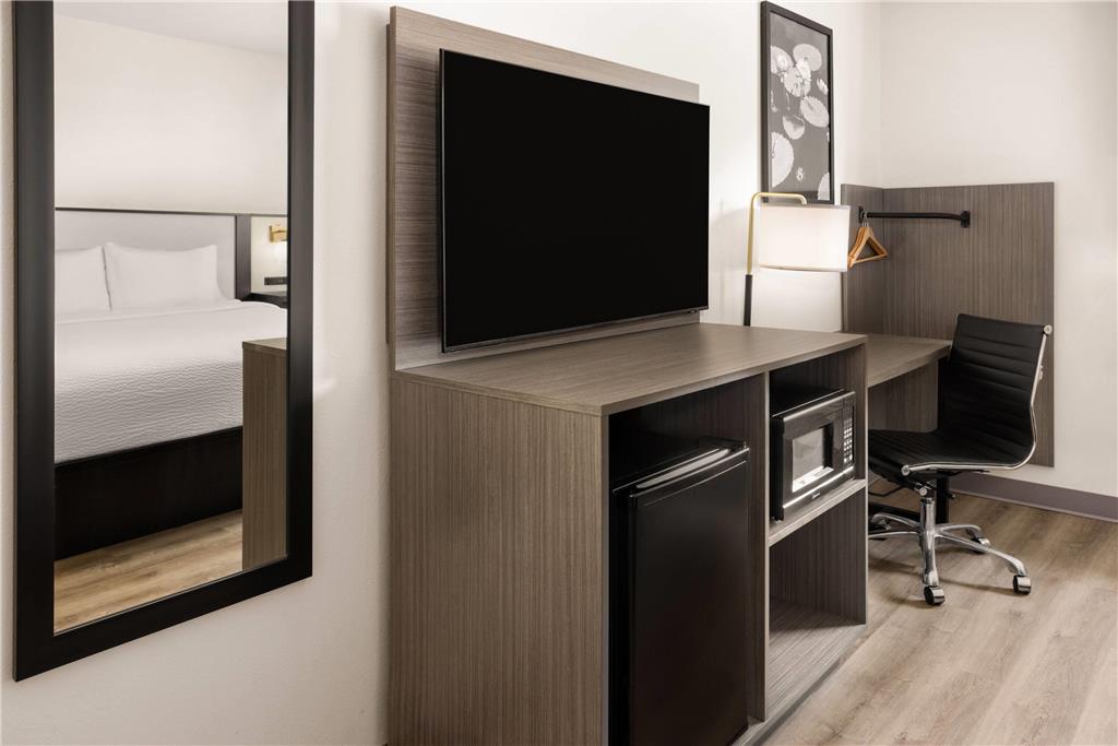 RAMADA BY WYNDHAM YORK HARRISBURG H-guestroom-Guest Room,On-Site.jpg