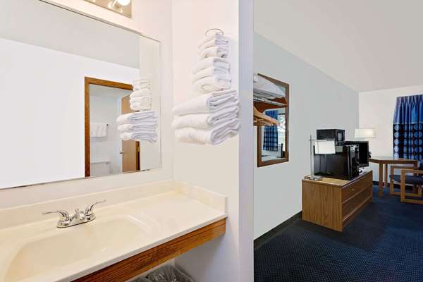  - Super 8 Hotel St James