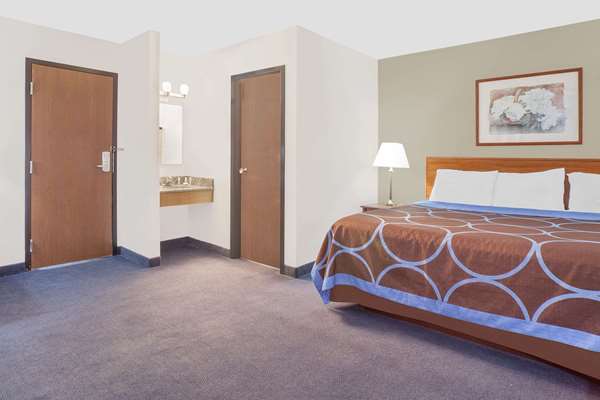 Suite - Super 8 Hotel Middletown