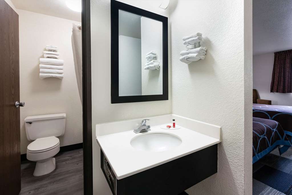 SUPER 8 BY WYNDHAM SPOKANE VALLEY-guestroom-Guest Room,Bathroom,On-Site.jpg