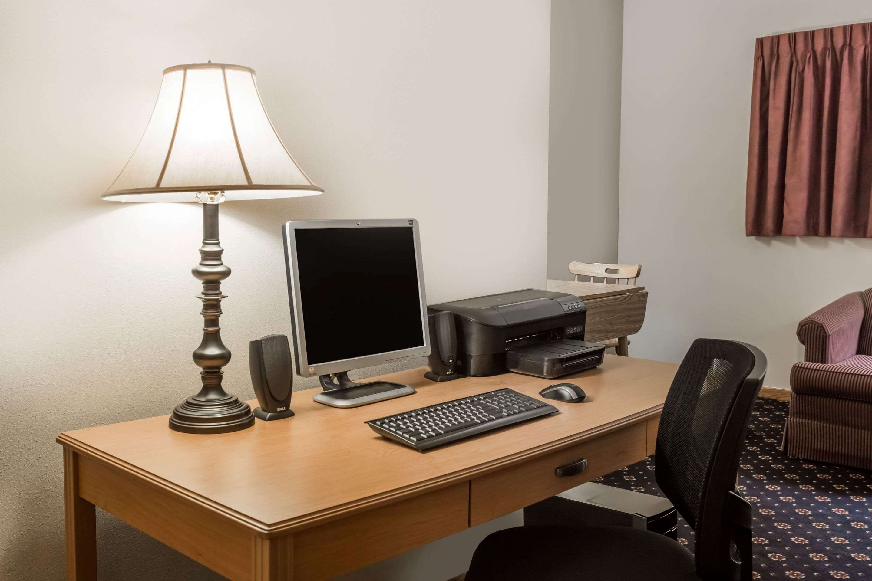 Business Center | Super 8 by Wyndham Monroe WI