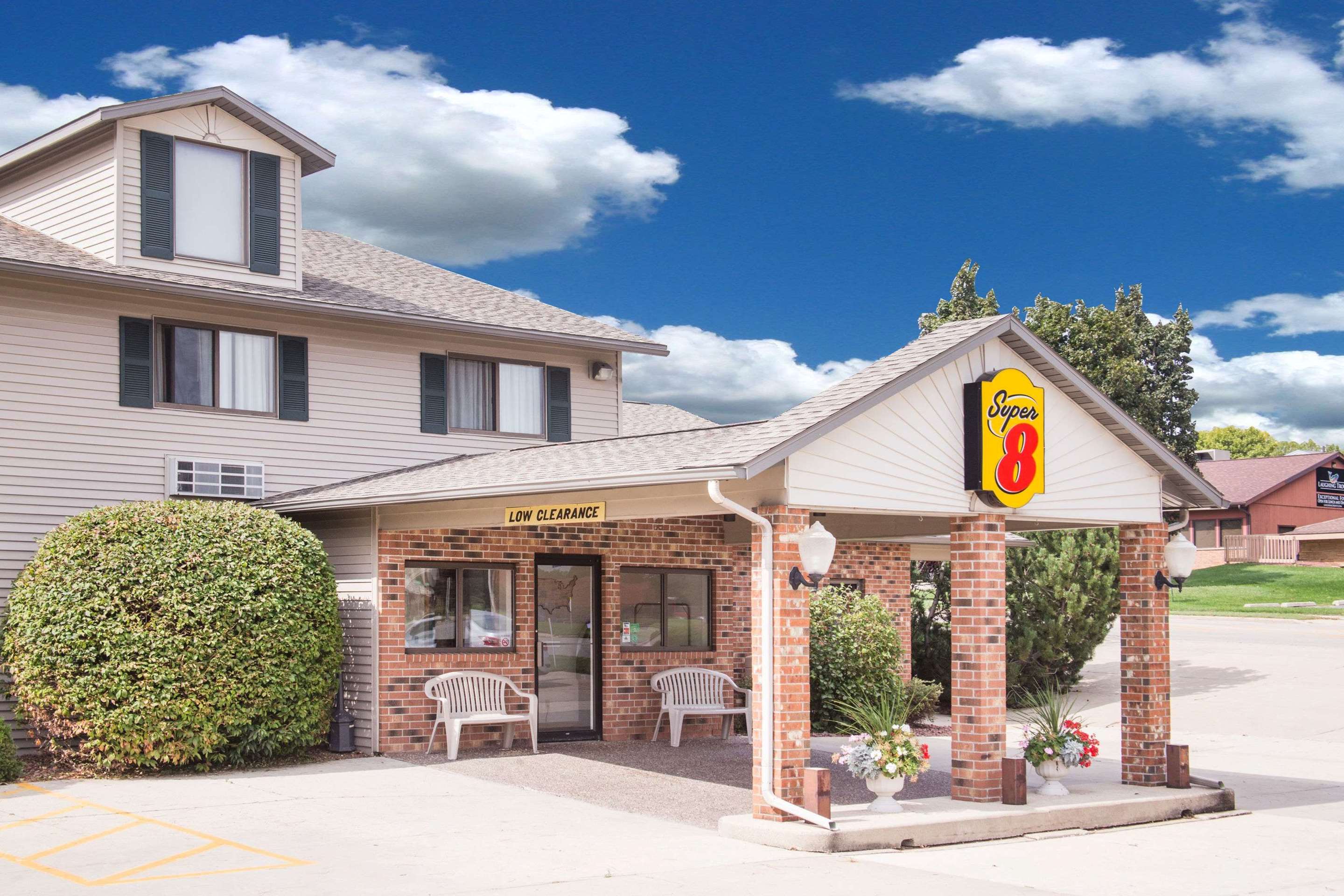 Exterior | Super 8 by Wyndham Monroe WI