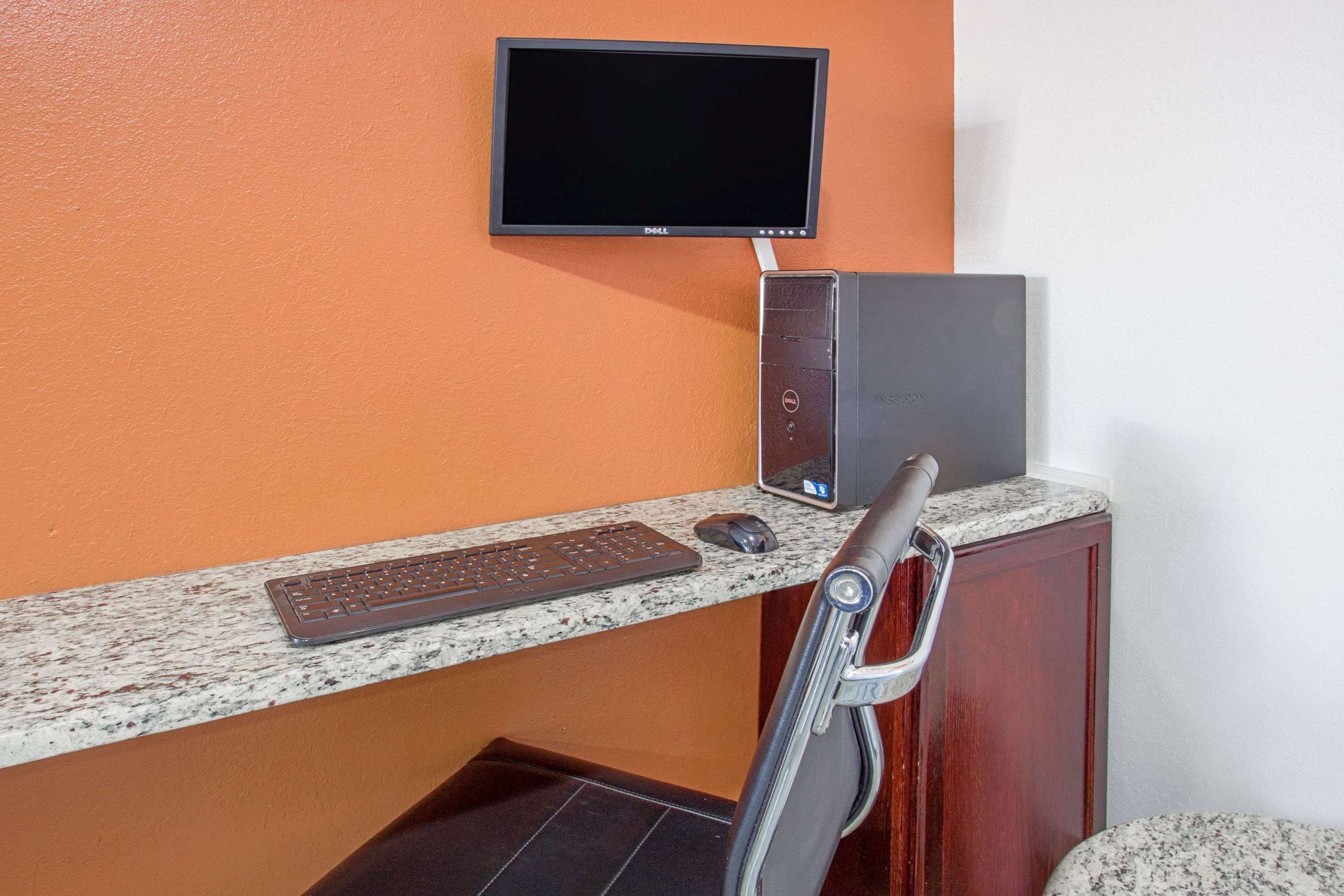 Business Center | Super 8 by Wyndham Windsor/Madison North