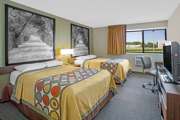  - Super 8 Hotel Windsor - I-39, I-90 & I-94, Exit 131