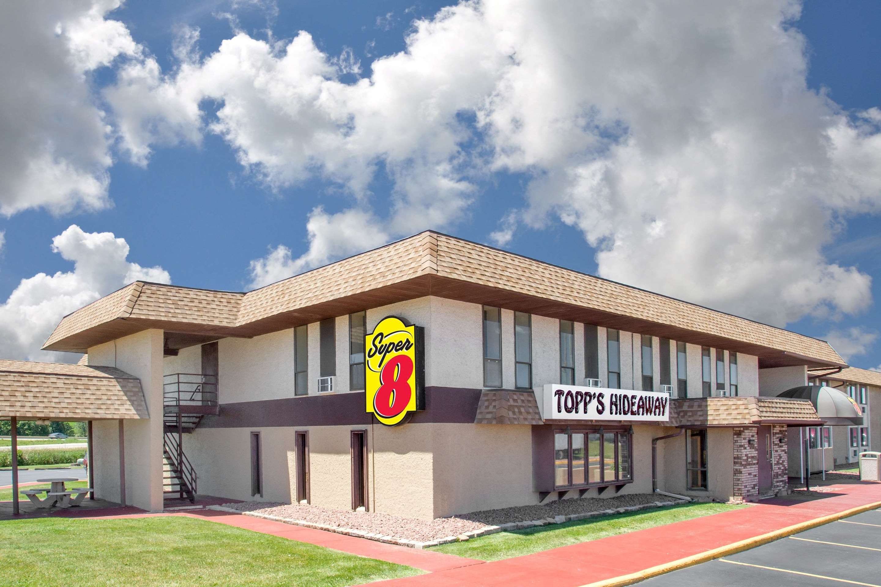 Exterior | Super 8 by Wyndham Windsor/Madison North