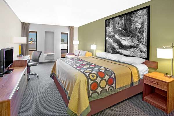 Suite - Super 8 Hotel Windsor - I-39, I-90 & I-94, Exit 131