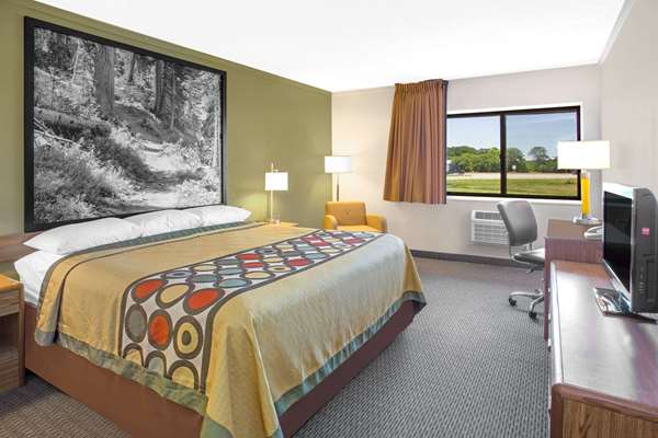  - Super 8 Hotel Windsor - I-39, I-90 & I-94, Exit 131