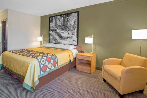  - Super 8 Hotel Windsor - I-39, I-90 & I-94, Exit 131