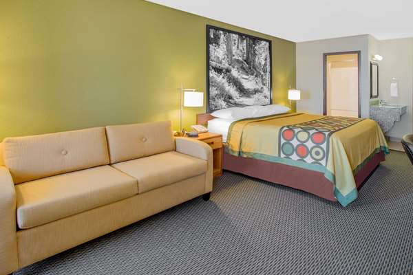 Suite - Super 8 Hotel Windsor - I-39, I-90 & I-94, Exit 131