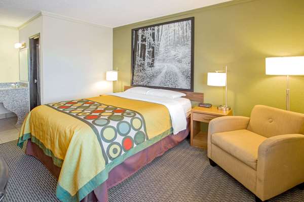  - Super 8 Hotel Windsor - I-39, I-90 & I-94, Exit 131