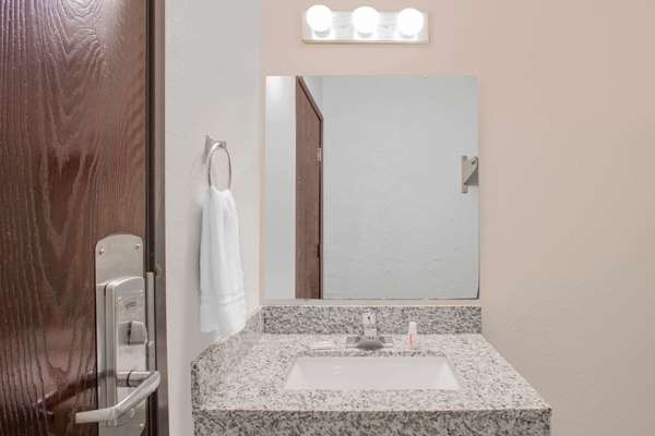  - Super 8 Hotel Windsor - I-39, I-90 & I-94, Exit 131