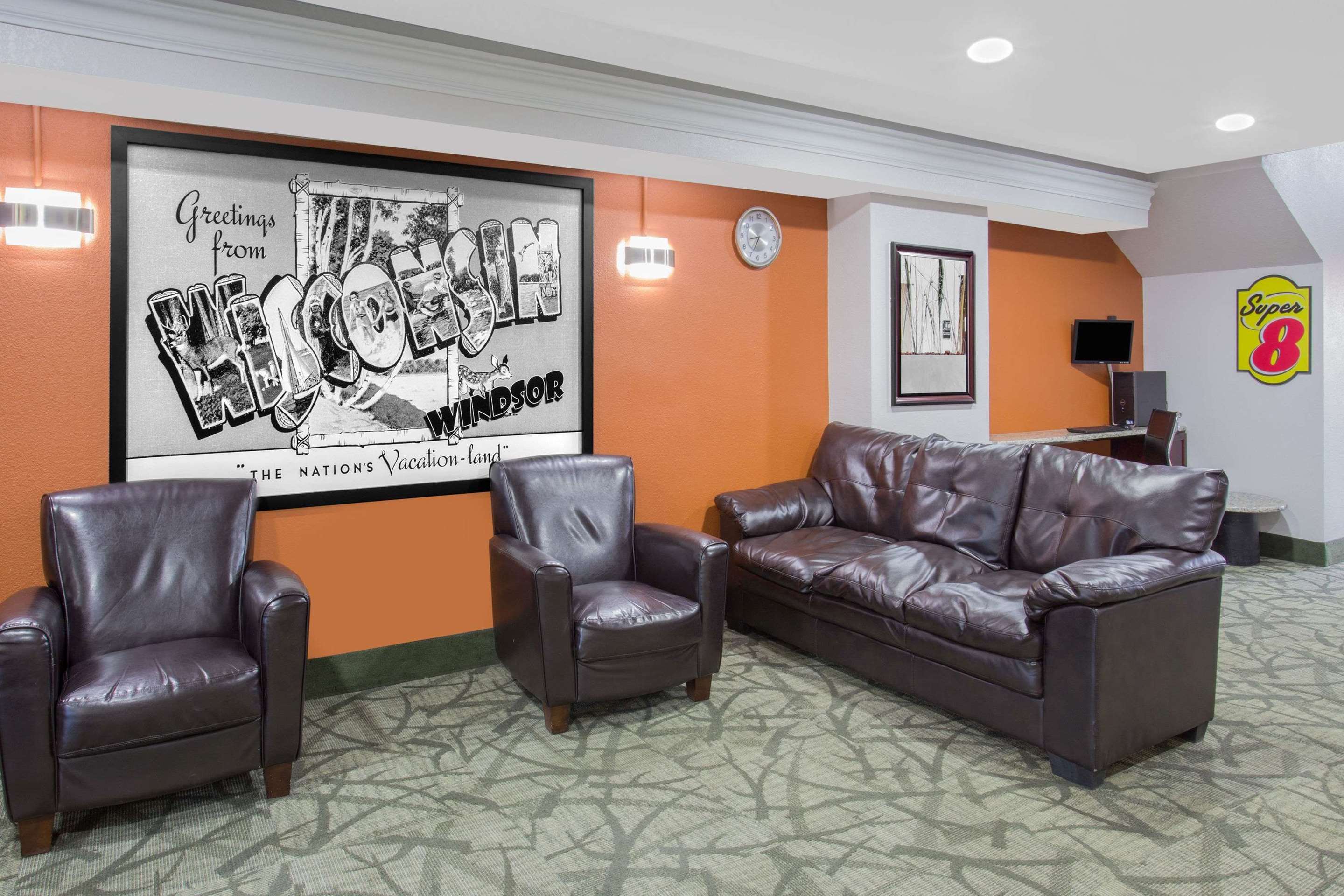 Lobby | Super 8 by Wyndham Windsor/Madison North