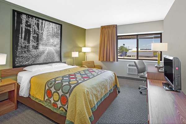  - Super 8 Hotel Windsor - I-39, I-90 & I-94, Exit 131