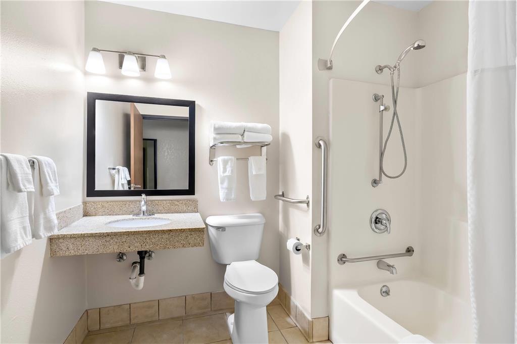 SUPER 8 BY WYNDHAM LA CROSSE-guestroom-Guest Room,Bathroom,Accessibility,On-Site.jpg
