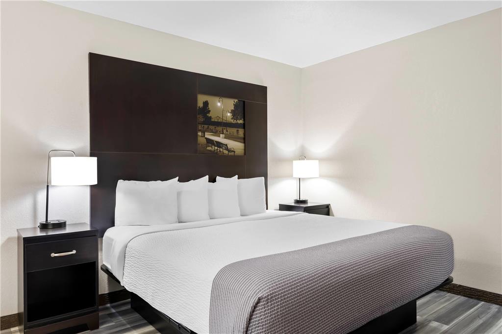 SUPER 8 BY WYNDHAM LA CROSSE-guestroom-Guest Room,Suite,On-Site.jpg