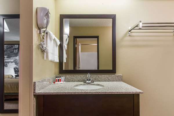  - Super 8 Hotel Sun Prairie - US 151, Exit 102