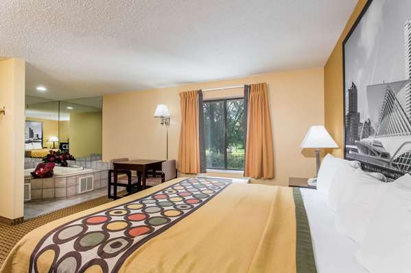  - Super 8 Hotel Sun Prairie - US 151, Exit 102