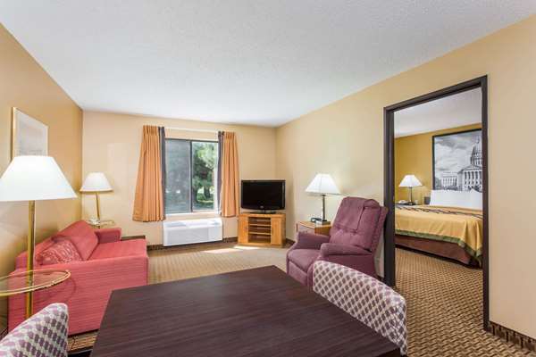  - Super 8 Hotel Sun Prairie - US 151, Exit 102