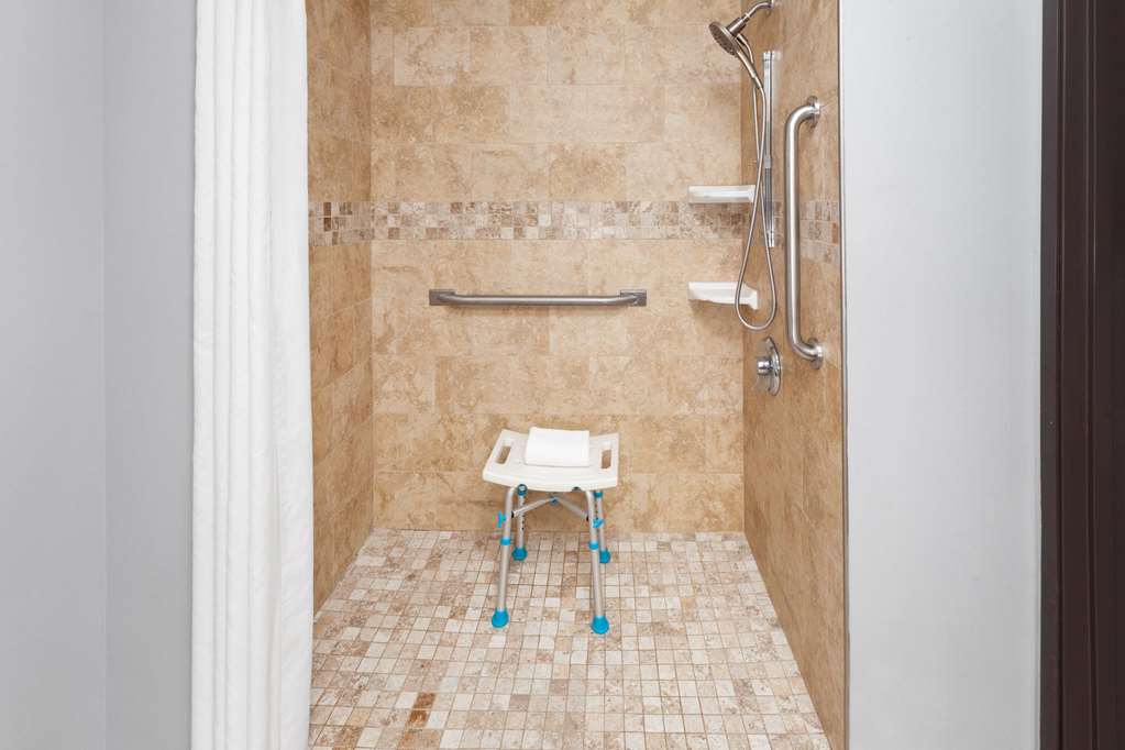 SUPER 8 BY WYNDHAM SUN PRAIRIE/MADI-guestroom-Guest Room,Bathroom,Shower,Accessibility,On-Site.jpg