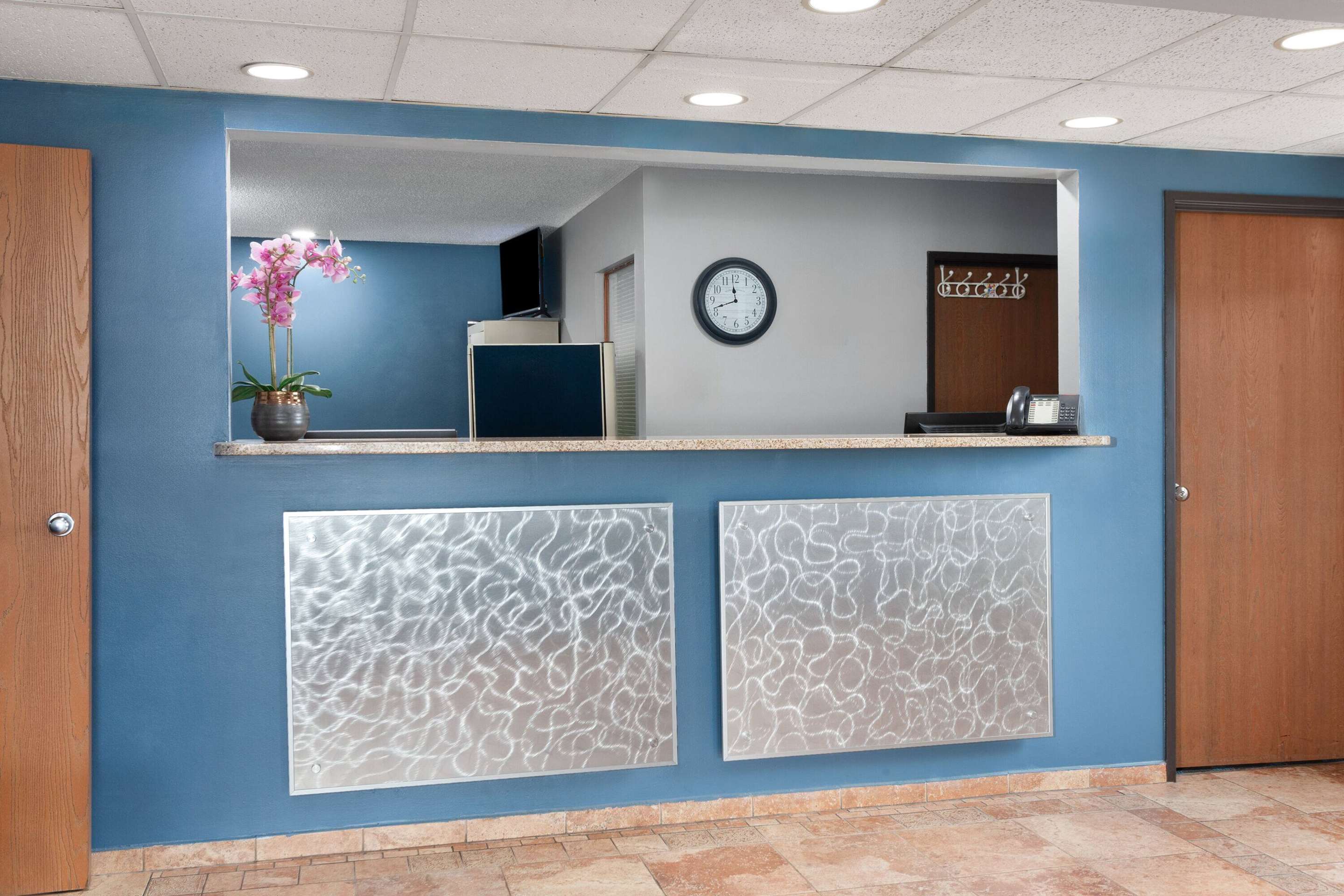 Reception | Super 8 by Wyndham Sun Prairie/Madison E