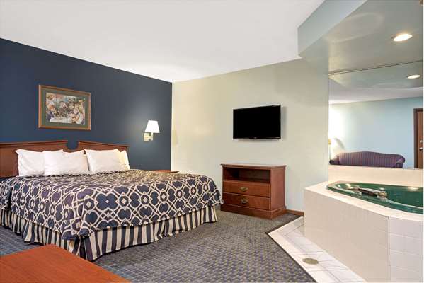 Suite - Super 8 Motel Hudson - I-94, Exit 2