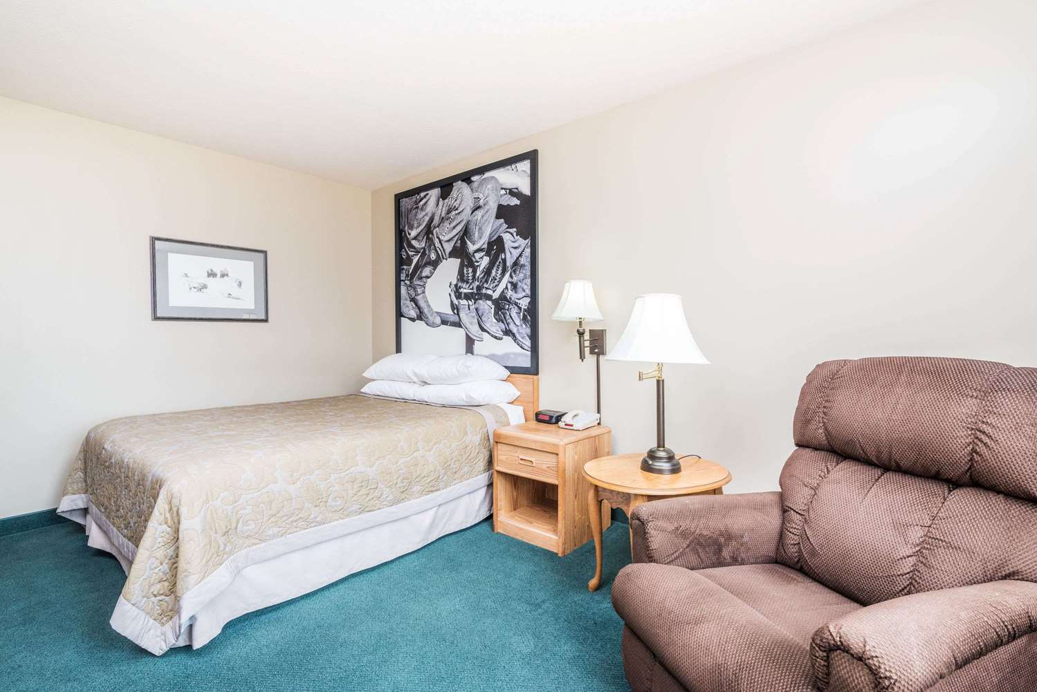 SUPER 8® HARDIN Hardin MT 201 West 14th 59034