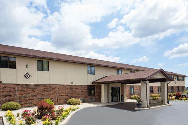 Exterior view - Super 8 Hotel Airport Oshkosh - I-41, Exit 116
