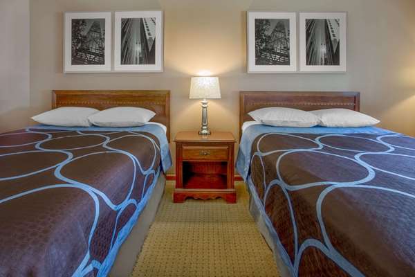  - Super 8 Hotel Airport Oshkosh - I-41, Exit 116