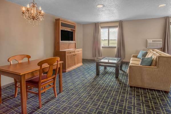Suite - Super 8 Hotel Airport Oshkosh - I-41, Exit 116