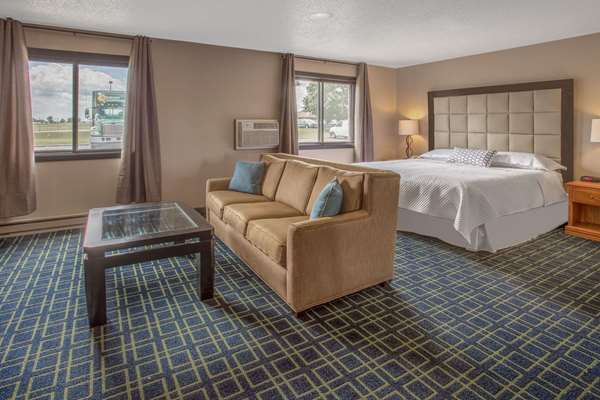 Suite - Super 8 Hotel Airport Oshkosh - I-41, Exit 116