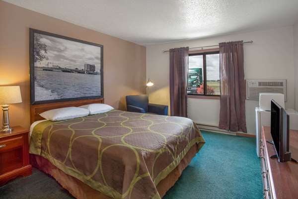  - Super 8 Hotel Airport Oshkosh - I-41, Exit 116