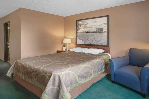  - Super 8 Hotel Airport Oshkosh - I-41, Exit 116