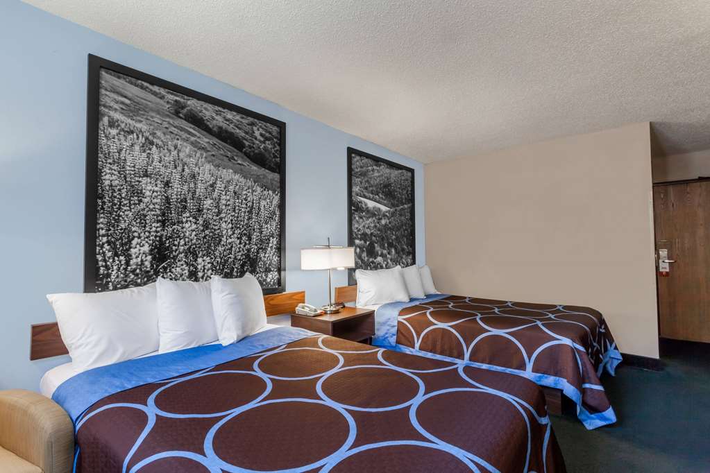 SUPER 8 STROUDSBURG/POCONOS-guestroom-Guest Room,On-Site.jpg