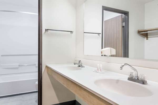  - Super 8 Hotel Logan