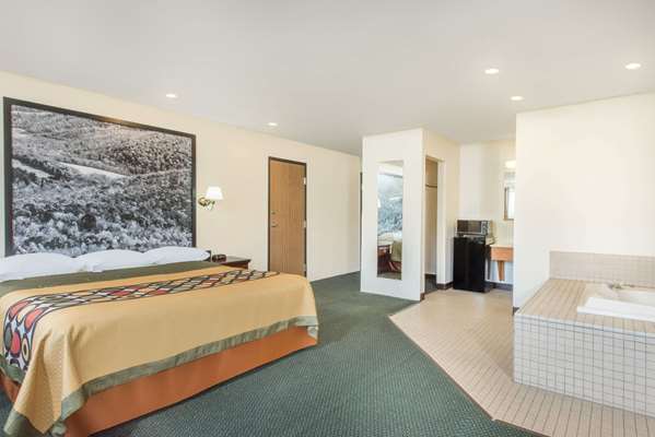 Suite - Super 8 Motel Burnham