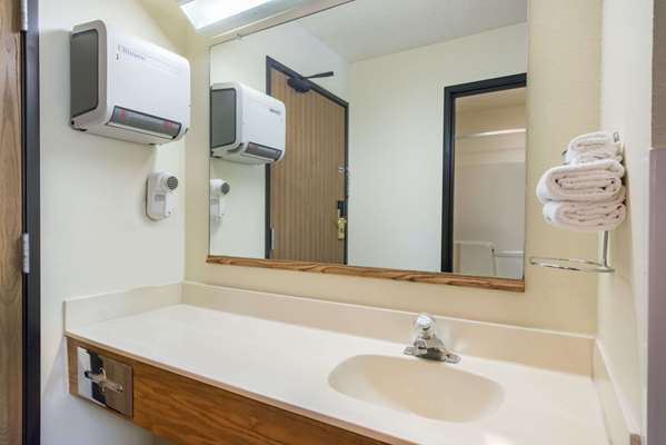  - Super 8 Motel Burnham