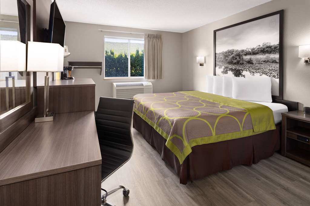SUPER 8 BY WYNDHAM BURNHAM/LEWISTOW-guestroom-Guest Room,On-Site.jpg