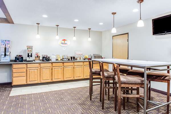  - Super 8 Hotel Airport Green Bay