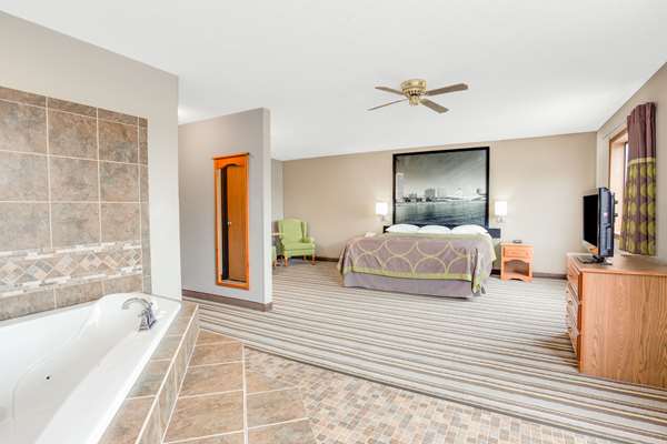 Suite - Super 8 Hotel Airport Green Bay