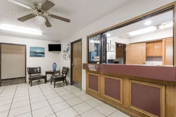  - Super 8 Motel Hampton