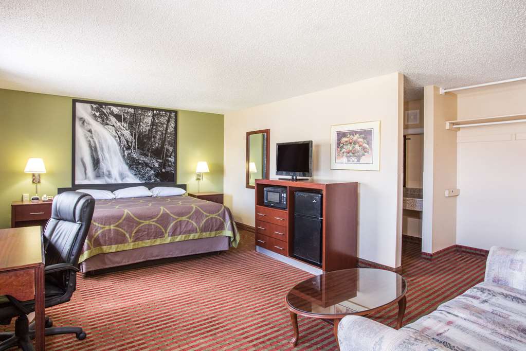 SUPER 8 BY WYNDHAM HARRISONBURG-guestroom-Guest Room,Suite,On-Site.jpg