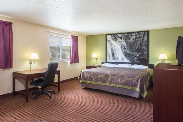 Suite - Super 8 Hotel Harrisonburg - I-81, Exit 243