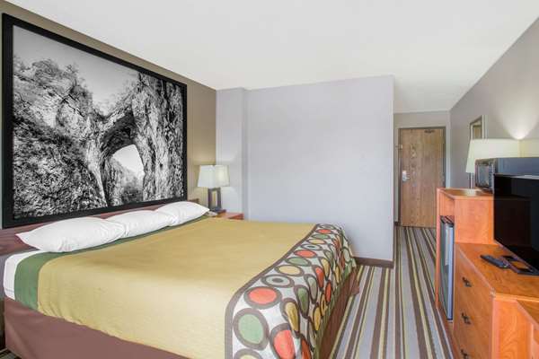  - Super 8 Hotel Abingdon - I-81, Exit 17