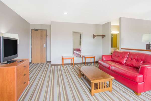 Suite - Super 8 Hotel Abingdon - I-81, Exit 17