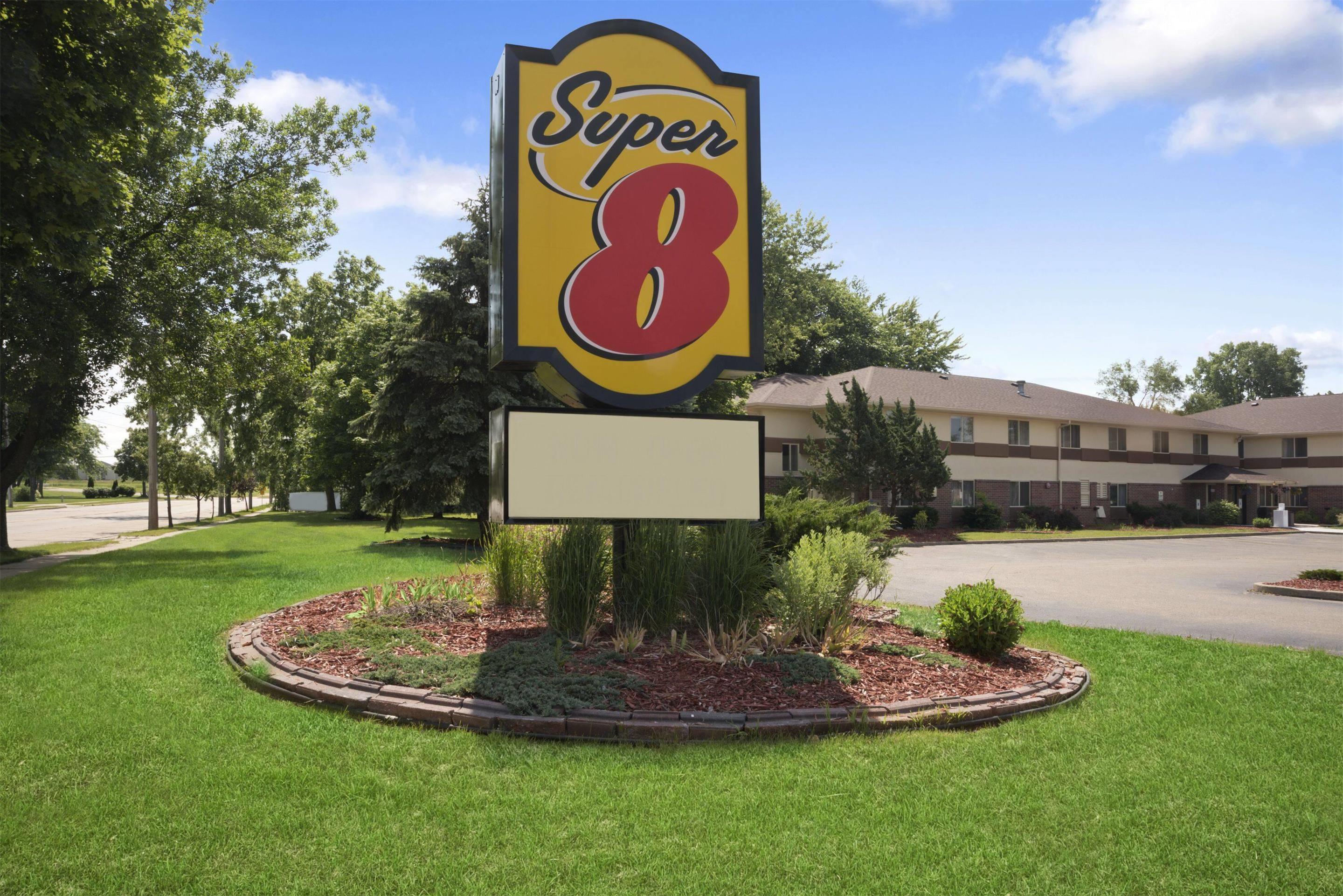 Welcome to the Super 8 Whitewater WI | Super 8 by Wyndham Whitewater WI