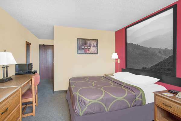  - Super 8 Hotel Roanoke - I-581, Exit 2S