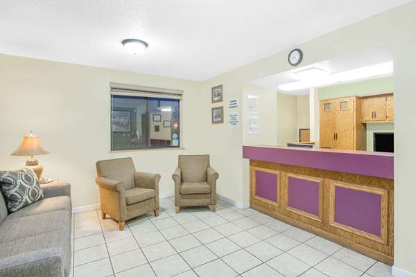  - Super 8 Hotel Roanoke - I-581, Exit 2S